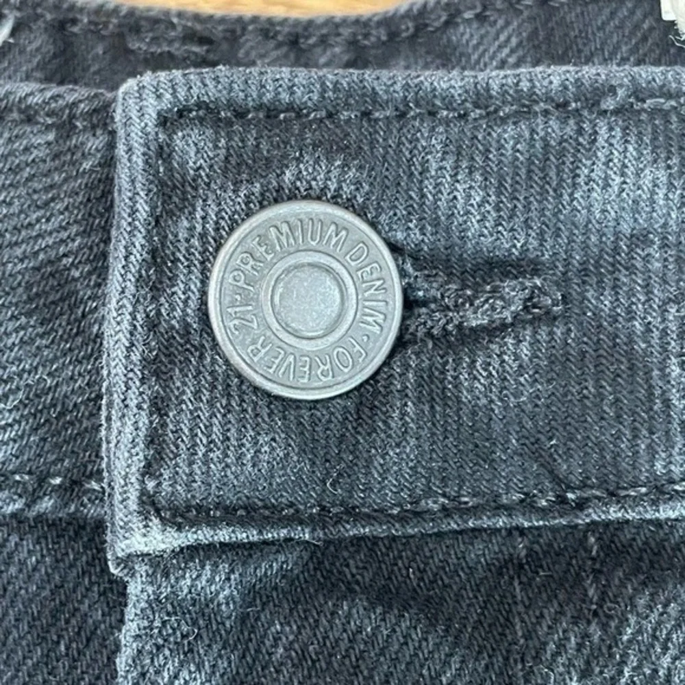 FOREVER‎ 21 Women Black Distressed Cutoff Denim Shorts Size 28 NWT